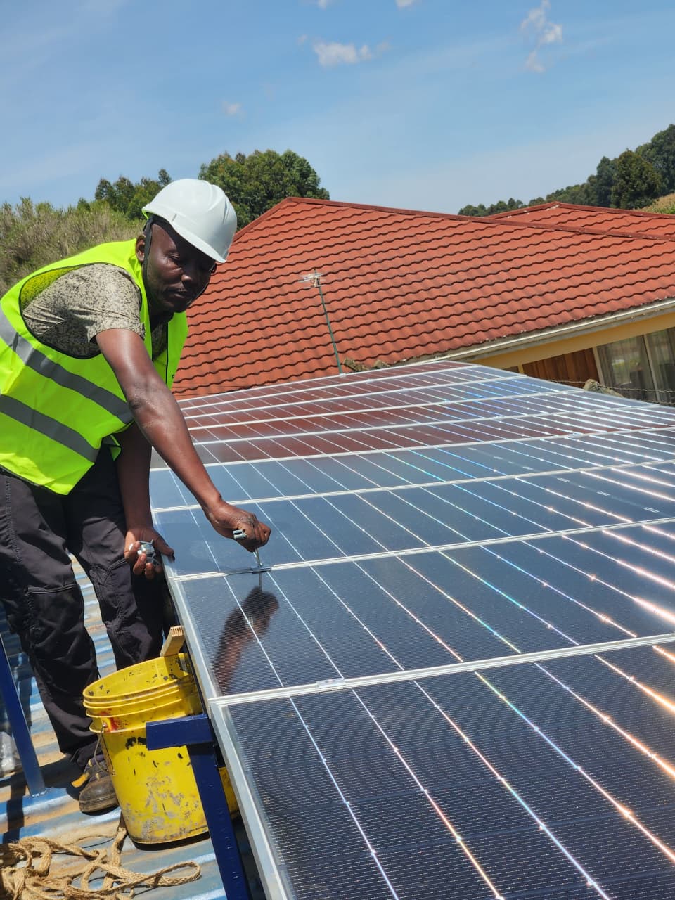 AFENERGY technician torquing module clamps on a rooftop array